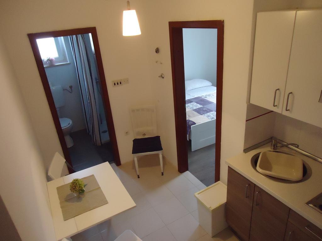 Apartments Mirela Новиград Стая снимка